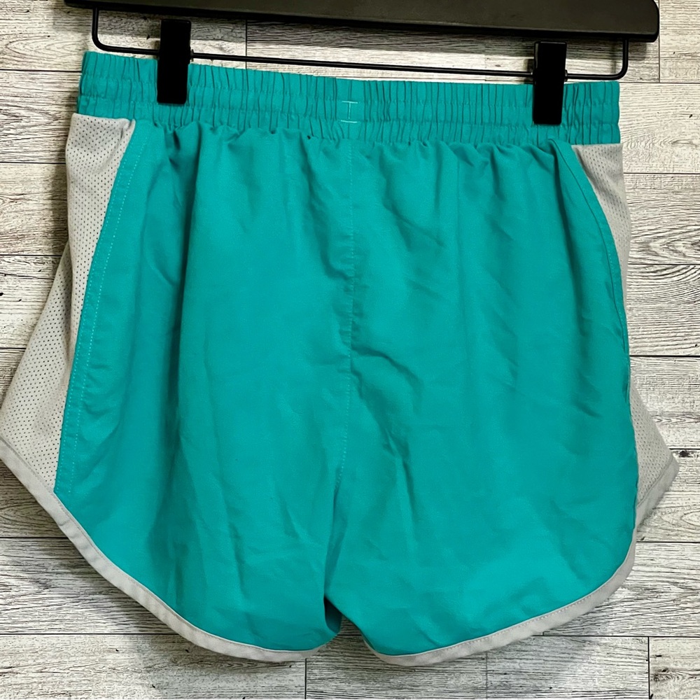 Under Armor Ladies Running Shorts w/inside. Vented‎ sides for airflow. Size-XS